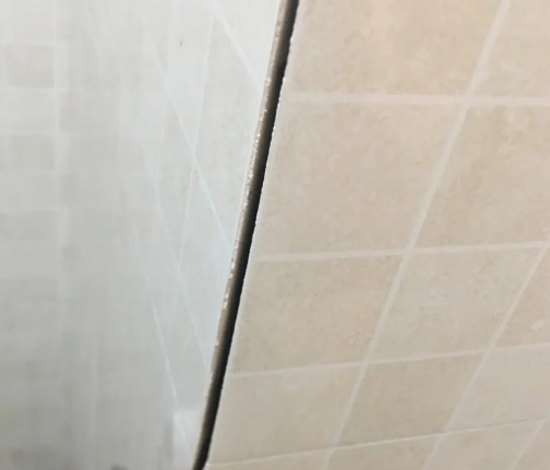 高陵瓷砖空鼓维修公司分享阳台瓷砖脱落的修复过程可以分为以下几个步骤