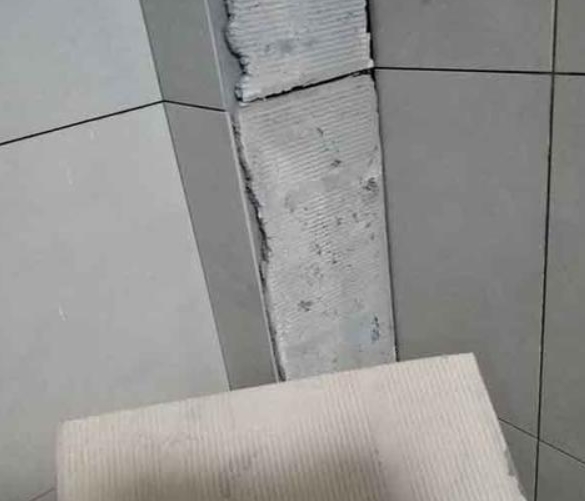 高陵瓷砖空鼓维修公司分享下厨房瓷砖脱落的补救措施。